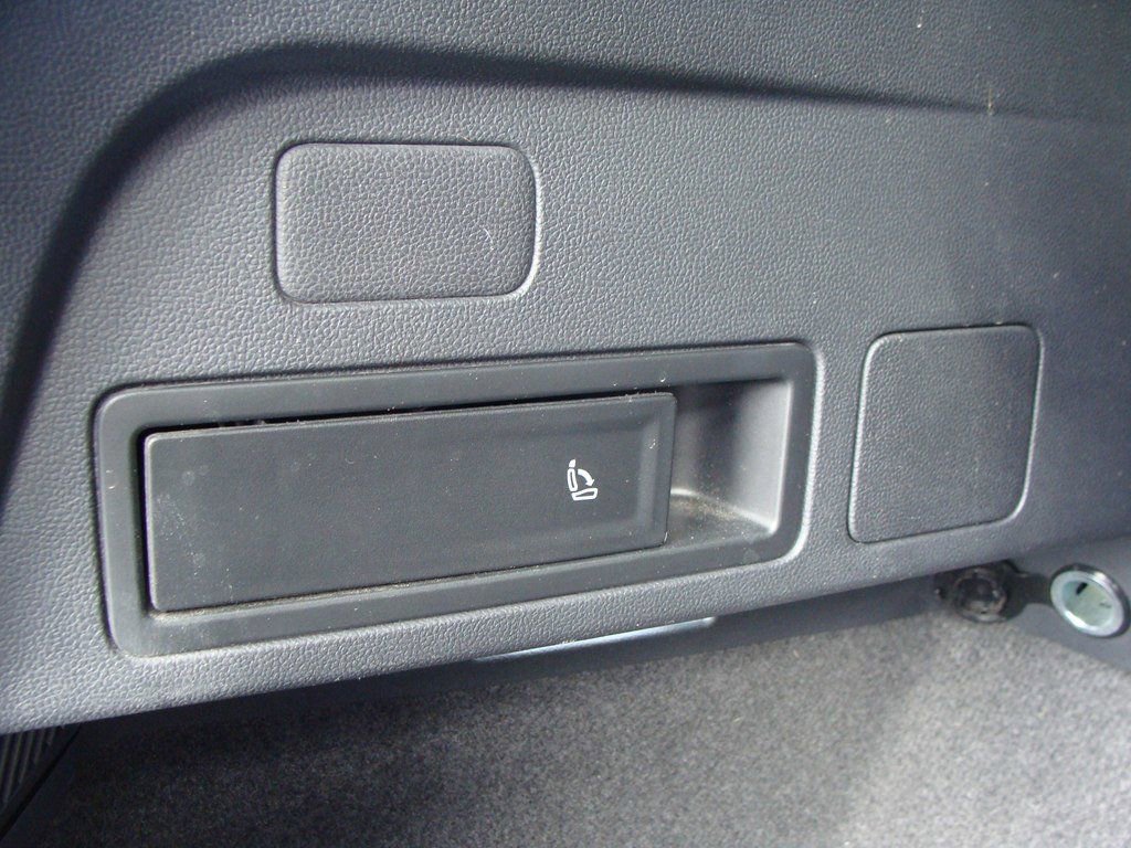 Used 2023 Volkswagen Tiguan SE image 37