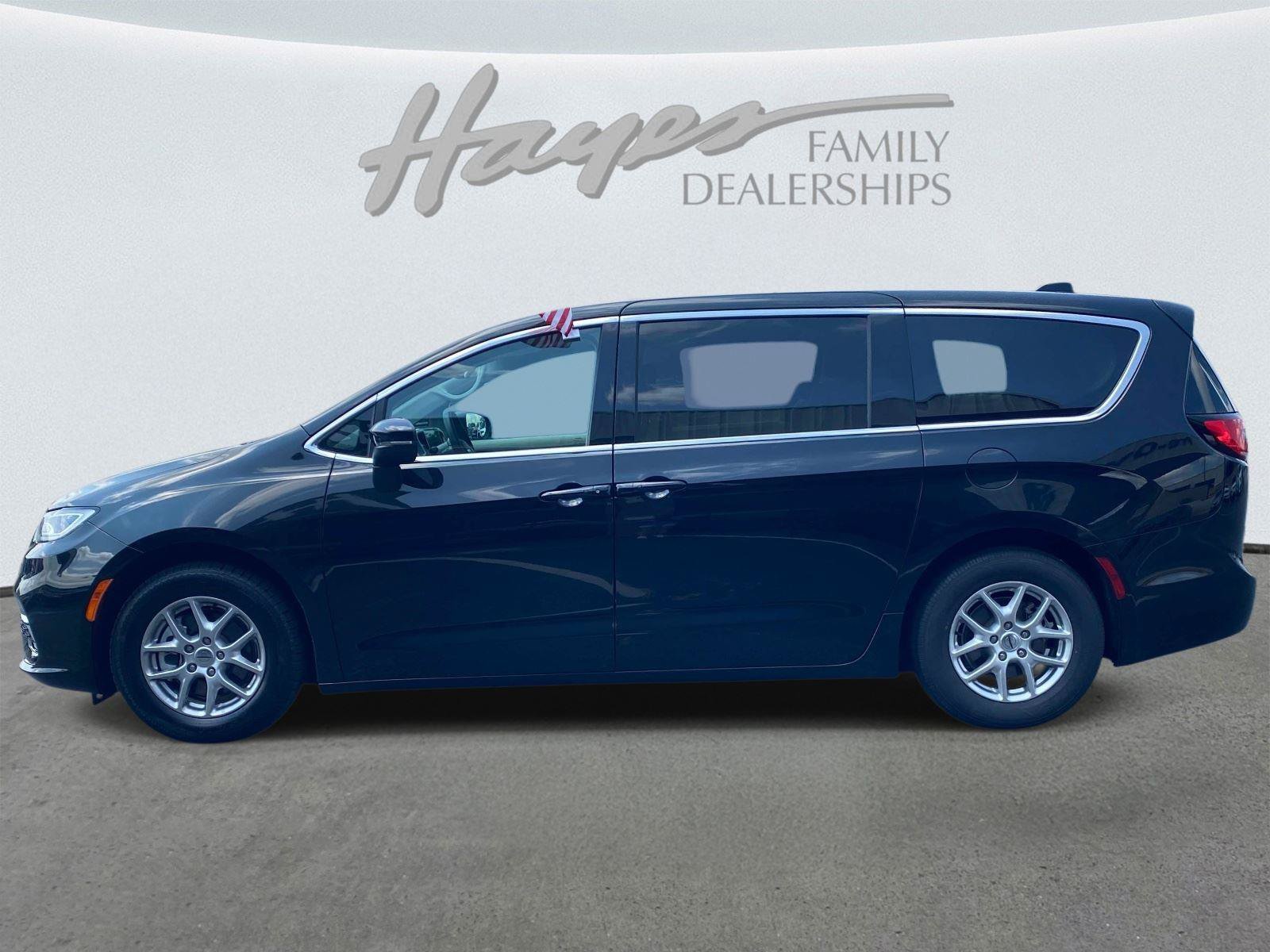 Used 2023 Chrysler Pacifica Touring-L FWD image 9