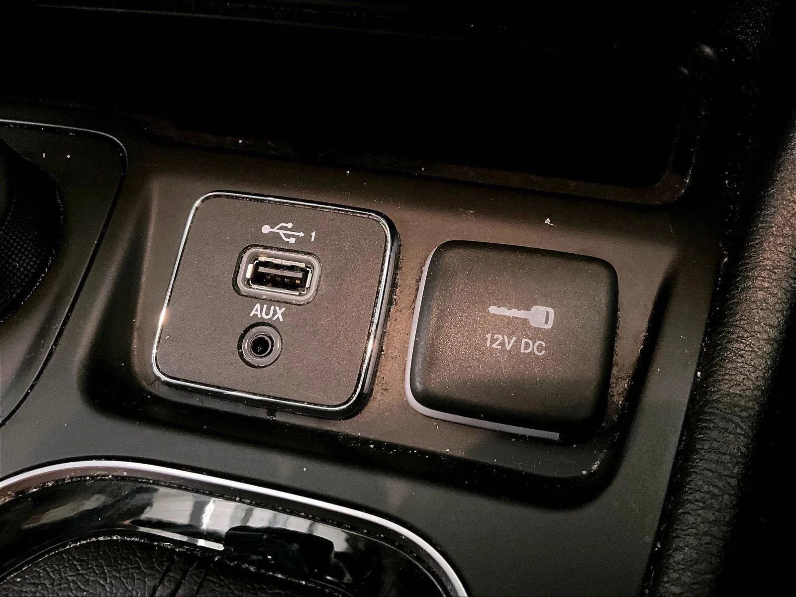 Used 2019 Jeep Cherokee Limited image 31