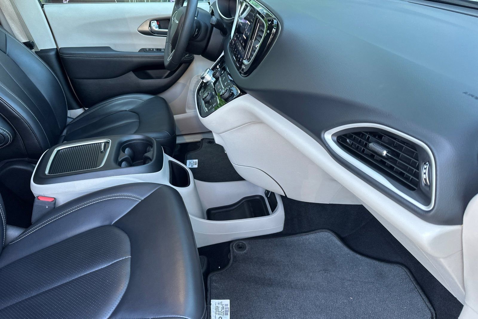 Used 2023 Chrysler Pacifica Touring-L FWD image 17