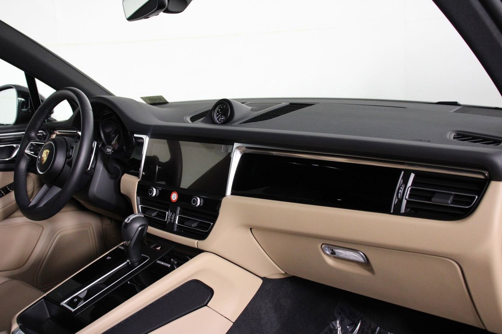 Certified 2025 Porsche Macan image 24