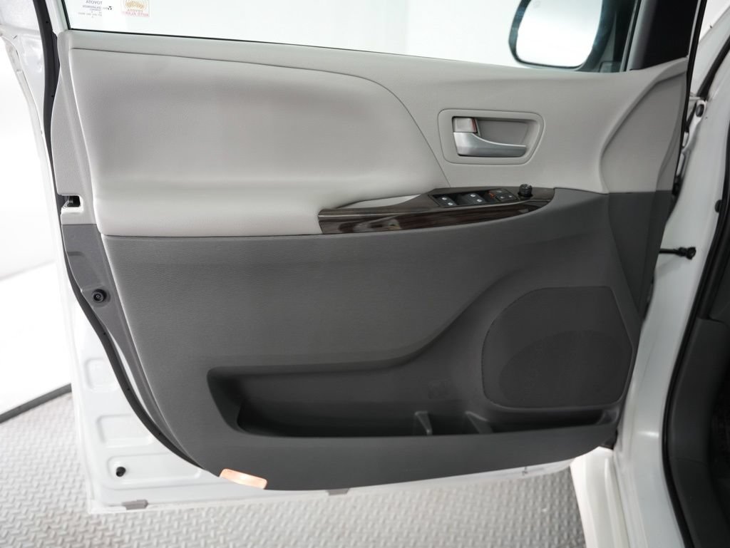 Used 2020 Toyota Sienna XLE w/ XLE Navigation Package FWD image 39