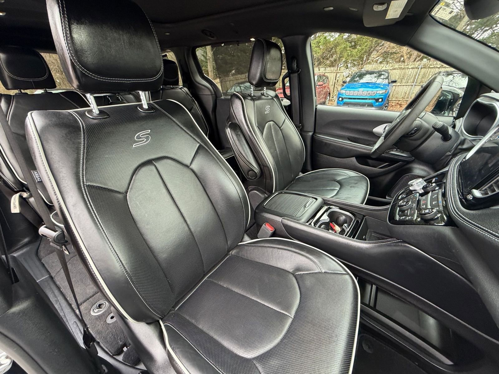 Used 2025 Chrysler Pacifica Limited image 40