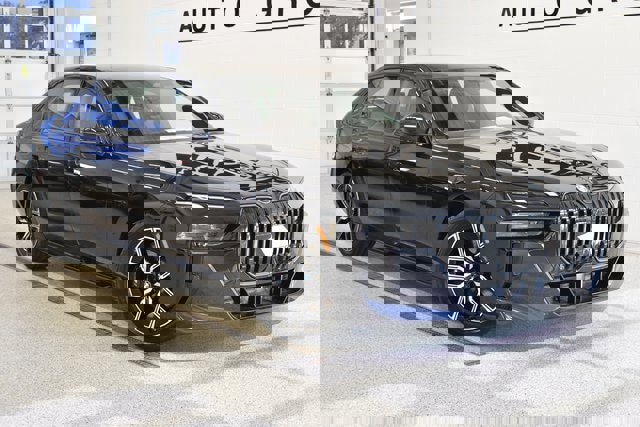 New 2025 BMW 740i xDrive w/ Premium Package