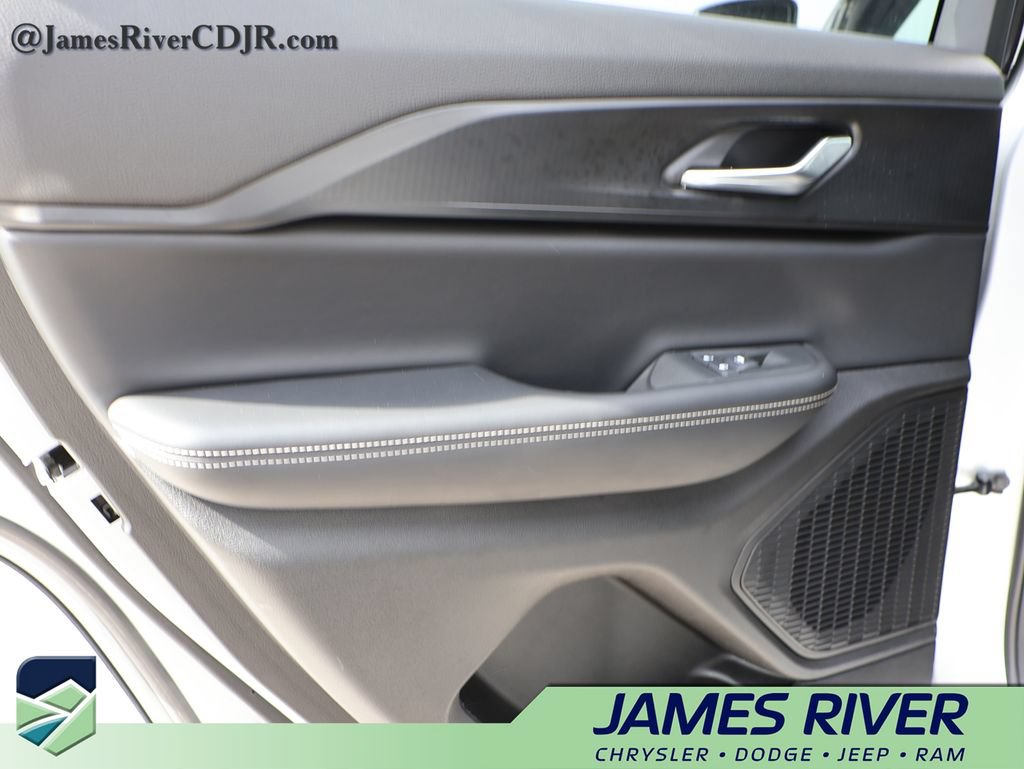 Used 2025 Jeep Grand Cherokee Altitude AWD/4WD image 17