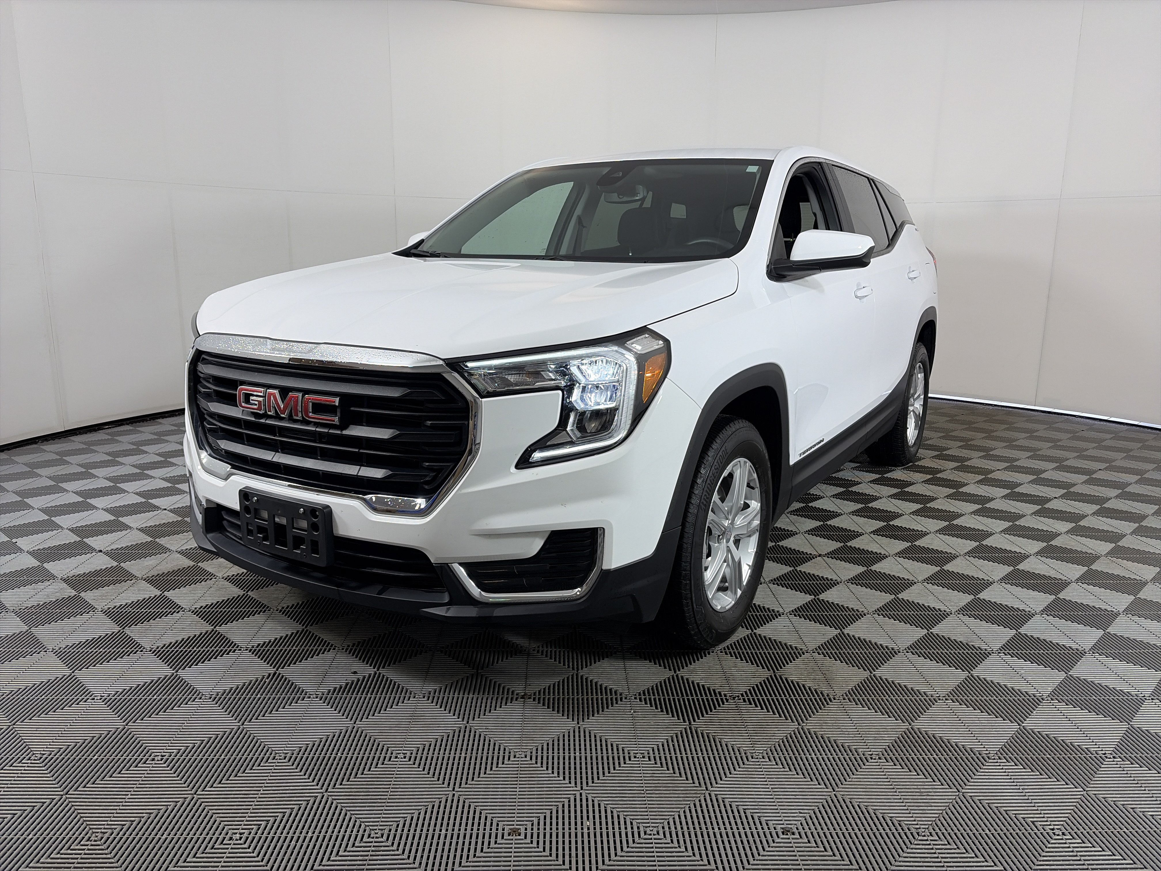 Used 2024 GMC Terrain SLE AWD/4WD image 2