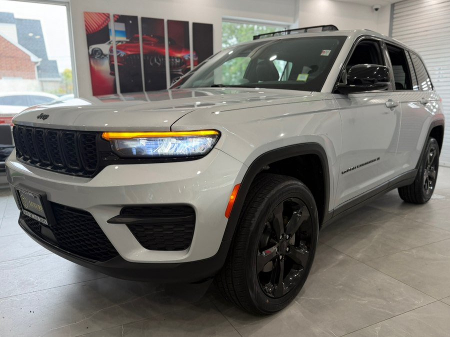 Used 2023 Jeep Grand Cherokee Altitude AWD/4WD image 3