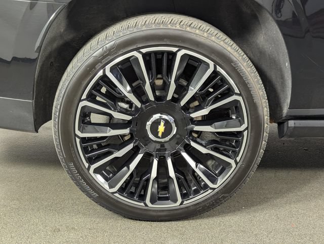 Used 2025 Chevrolet Suburban High Country AWD/4WD image 12