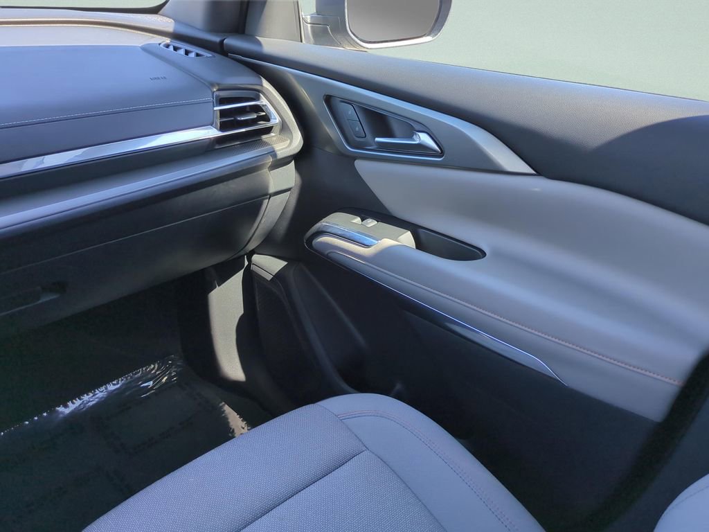 Used 2025 Chevrolet Traverse LT image 23