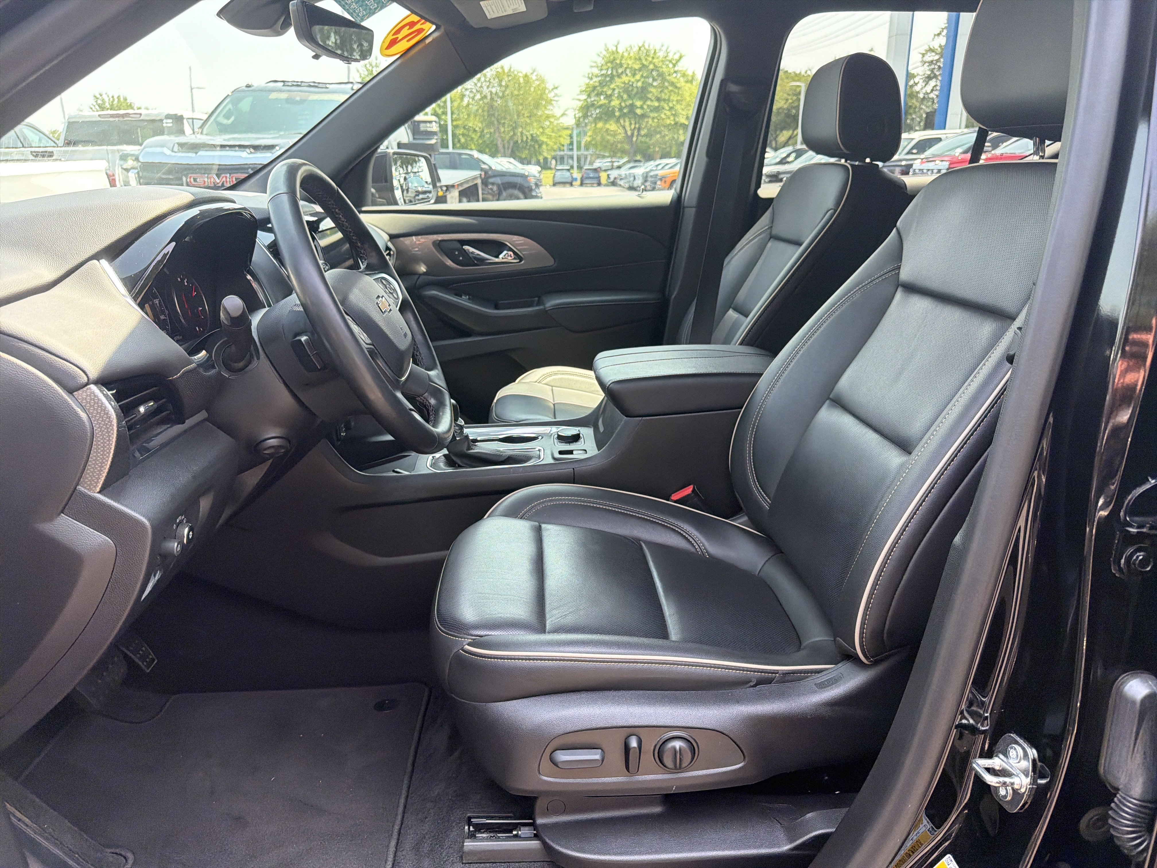 Used 2023 Chevrolet Traverse Premier AWD/4WD image 16