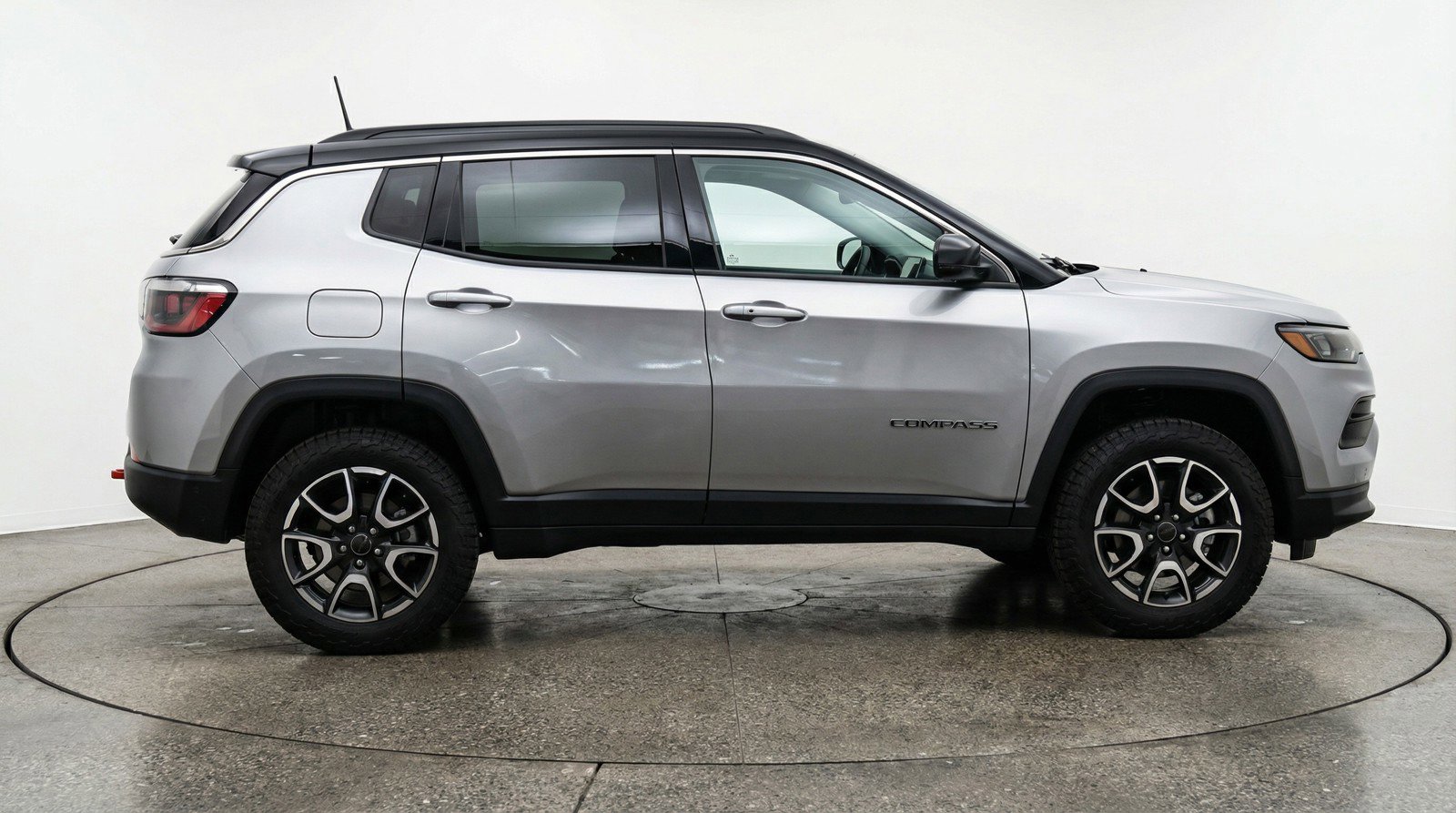 Used 2025 Jeep Compass Trailhawk image 11