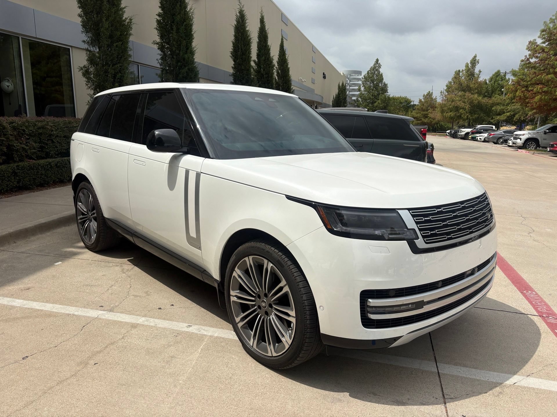 Used 2025 Land Rover Range Rover Autobiography AWD/4WD image 3