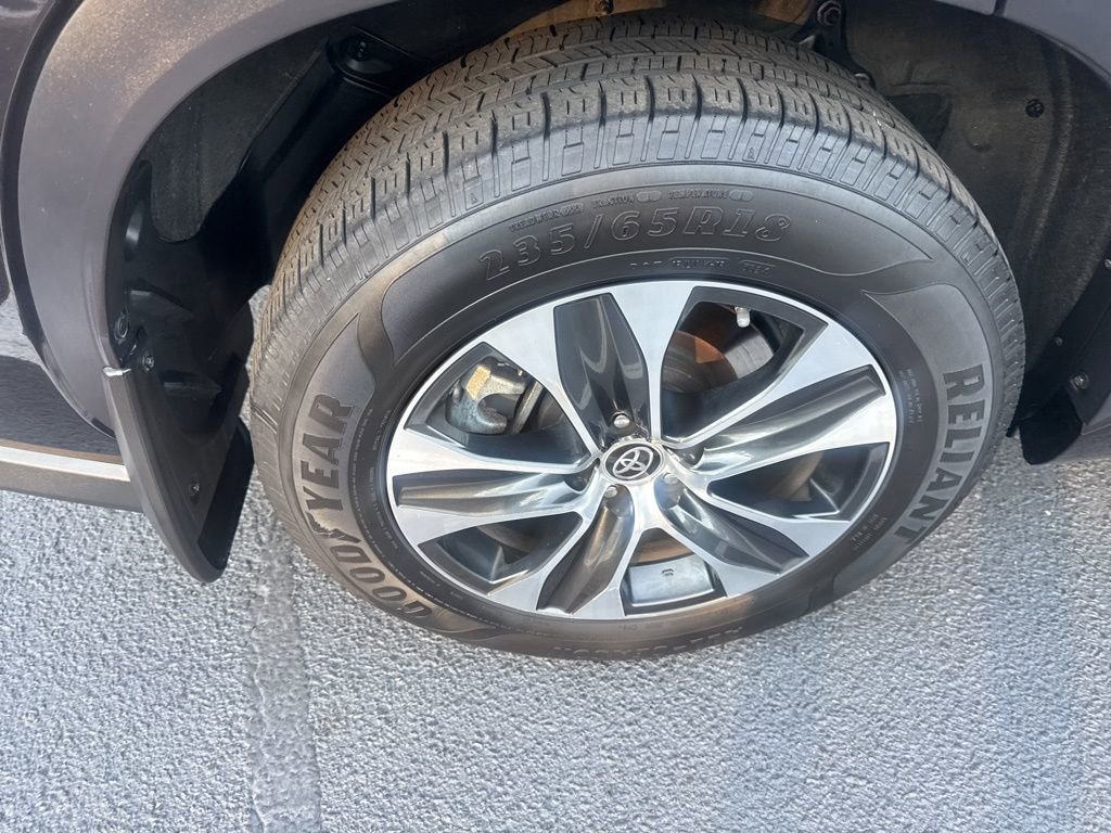 Used 2021 Toyota Highlander XLE image 19