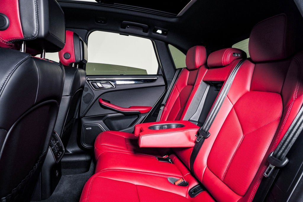 Certified 2025 Porsche Macan image 17