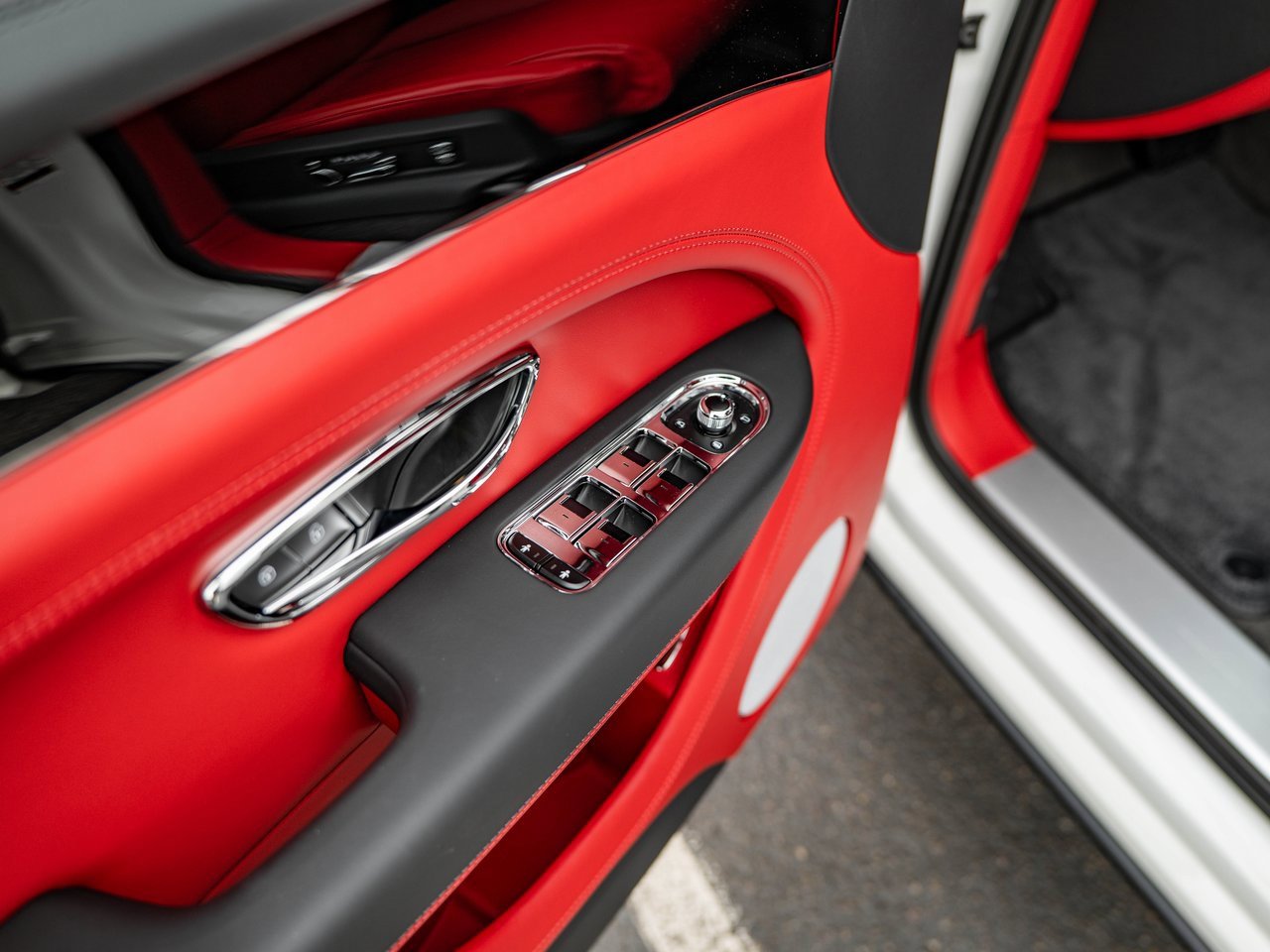 Used 2025 Bentley Bentayga V8 image 14