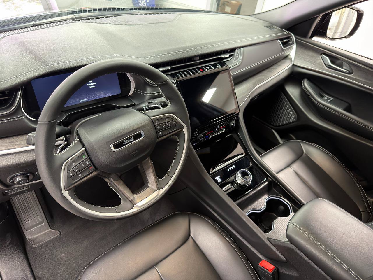 Used 2025 Jeep Grand Cherokee L Limited w/ Black Appearance Package AWD/4WD image 27