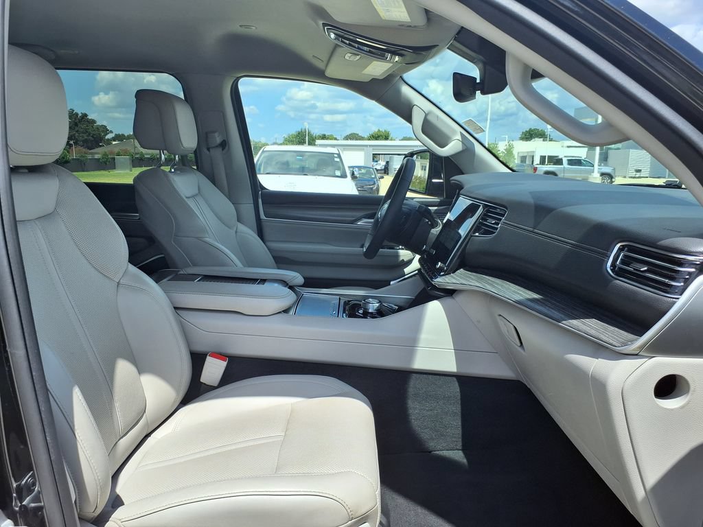 Used 2024 Jeep Wagoneer L Series II w/ Flexible Seating Group AWD/4WD image 26
