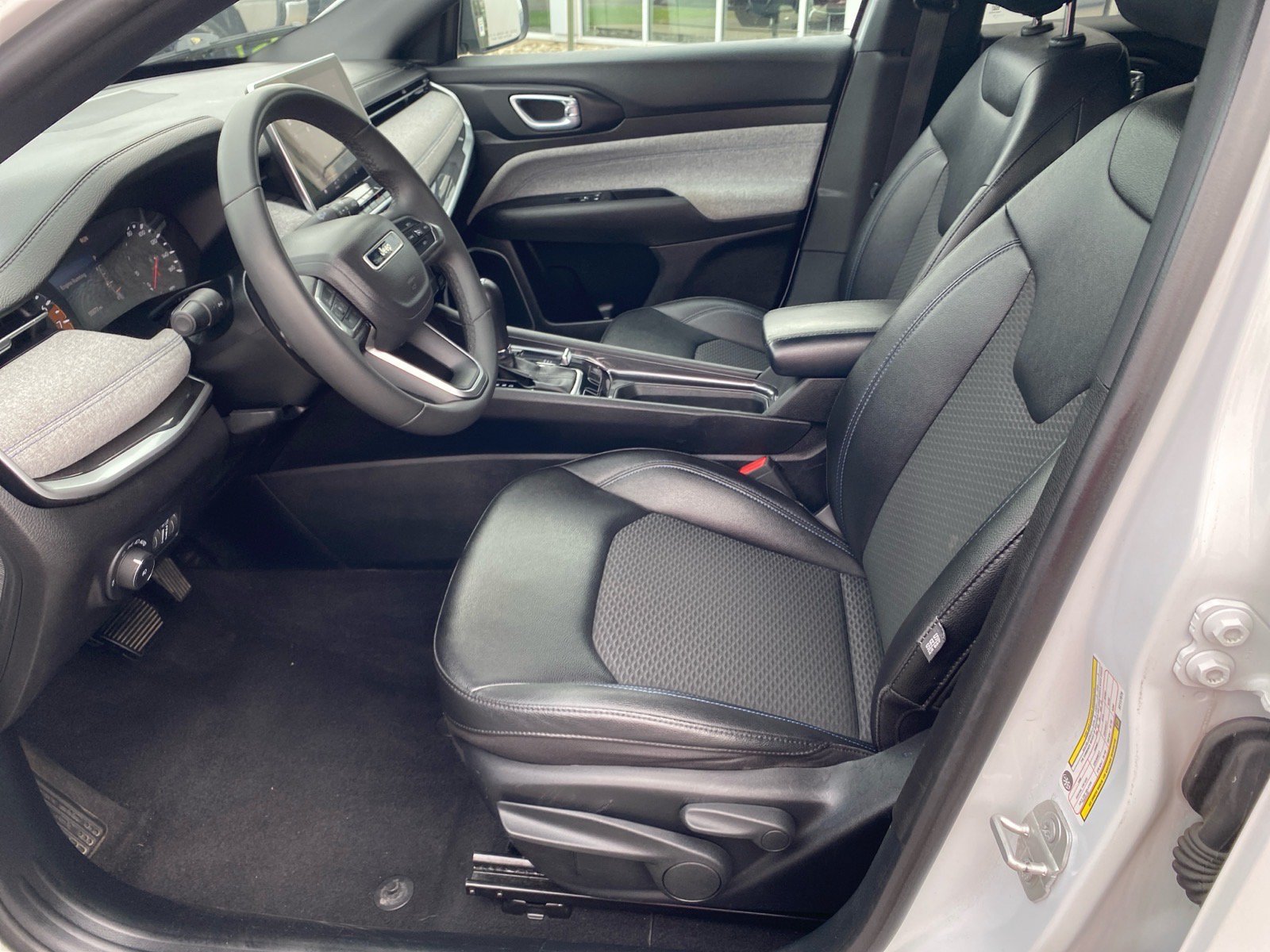 Used 2024 Jeep Compass Latitude AWD/4WD image 9