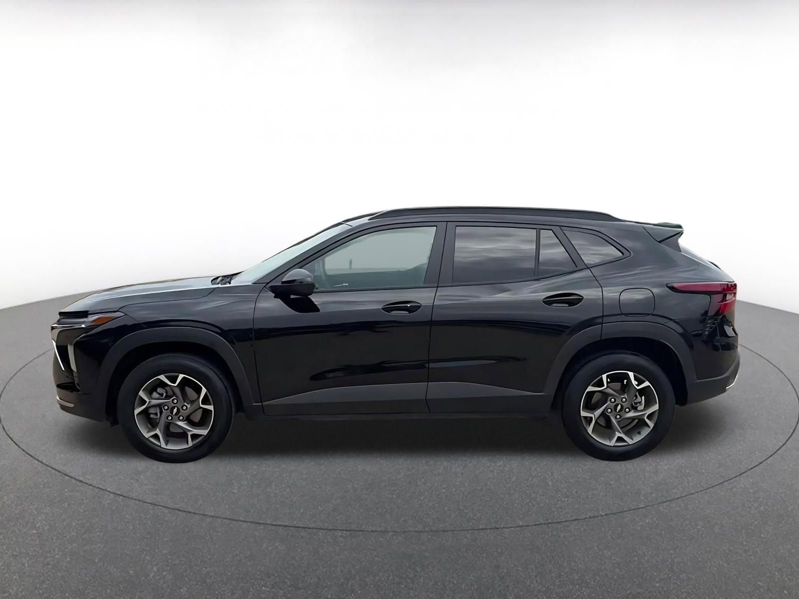 Used 2025 Chevrolet Trax LT w/ LT Convenience Package FWD image 9