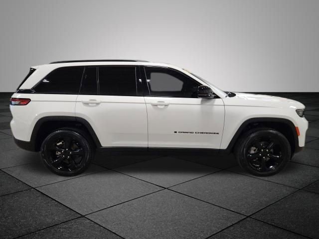 Used 2024 Jeep Grand Cherokee Limited w/ Black Appearance Package image 2
