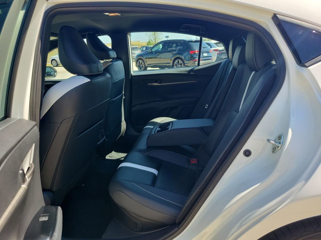 Used 2025 Toyota Camry SE image 6