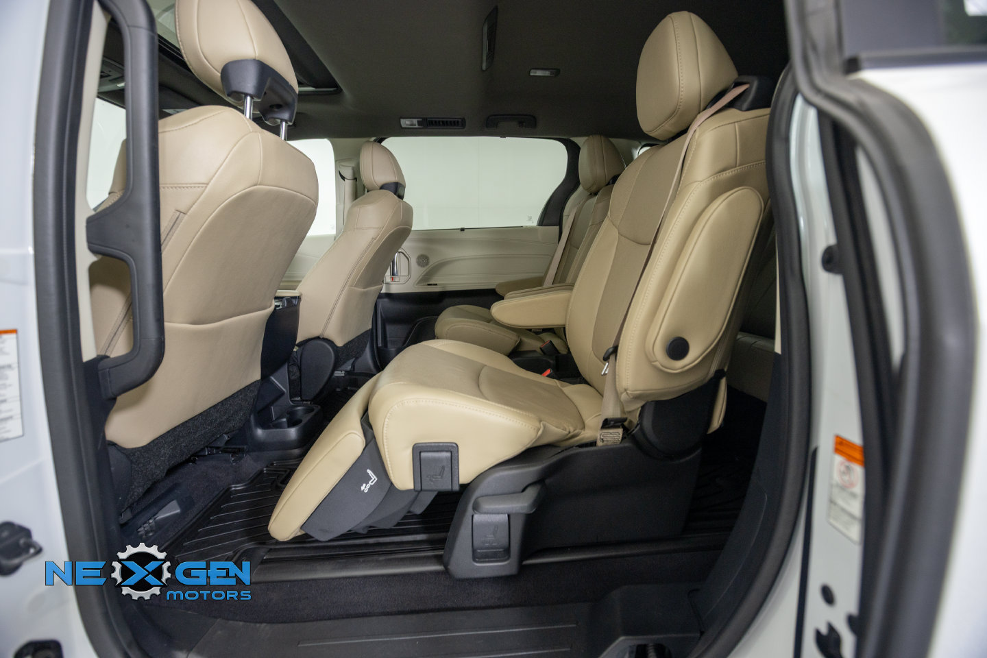 Used 2024 Toyota Sienna Limited AWD/4WD image 28