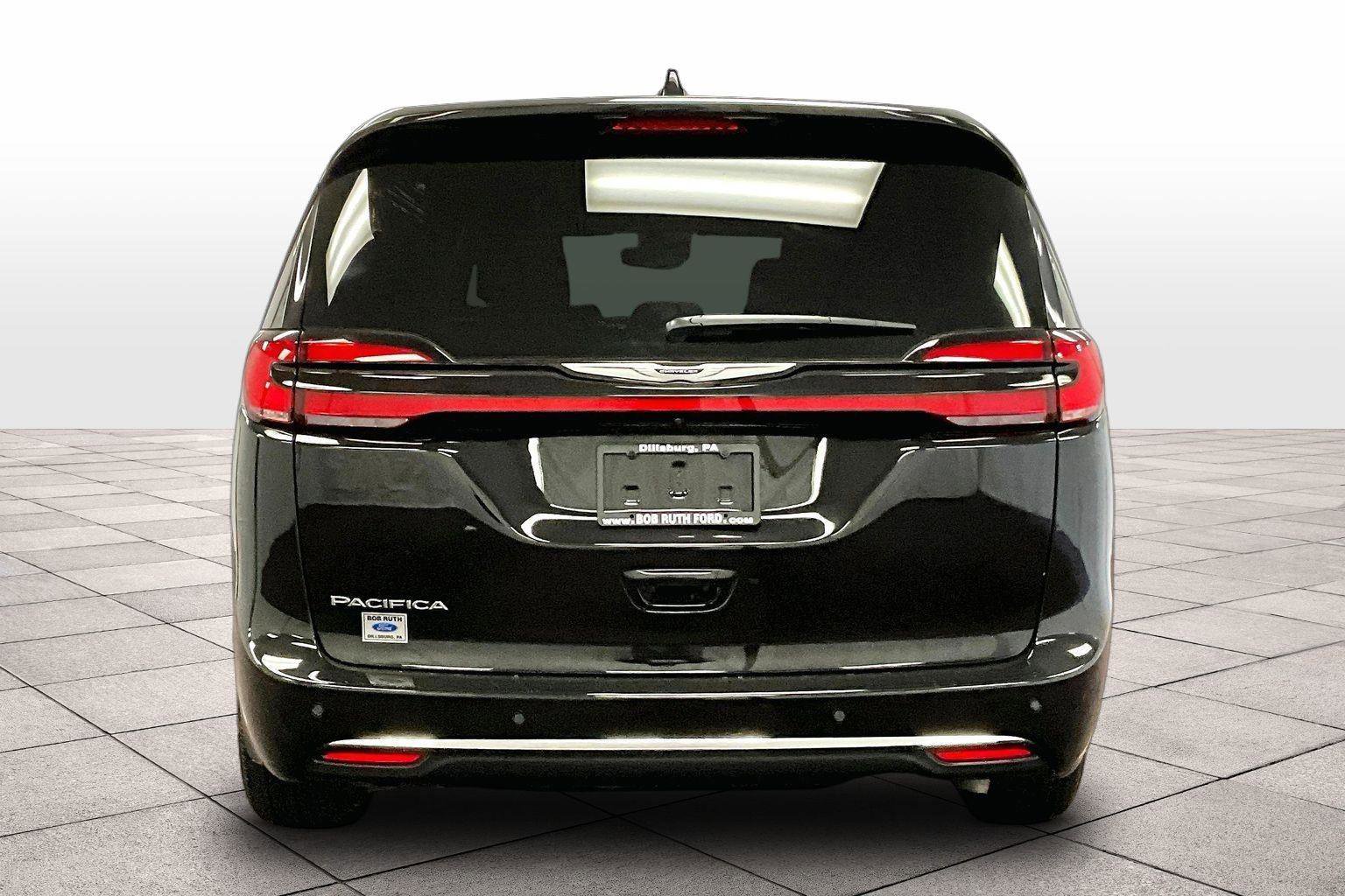 Used 2025 Chrysler Pacifica Select image 4