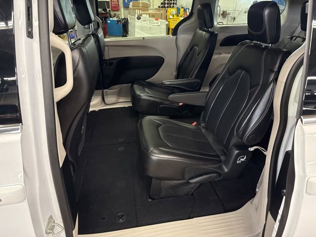 Used 2024 Chrysler Pacifica Touring-L FWD image 21