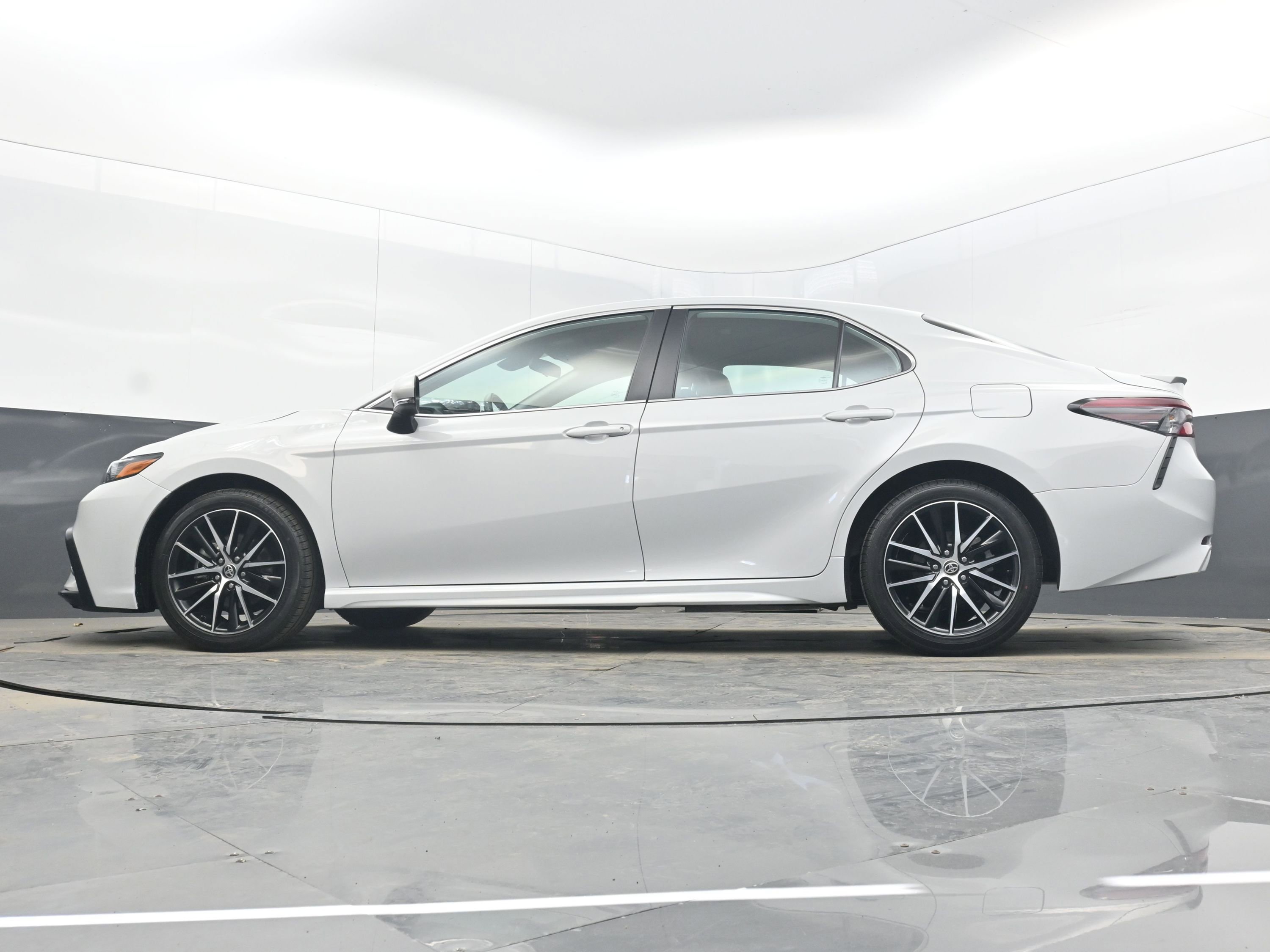 Used 2024 Toyota Camry SE image 28