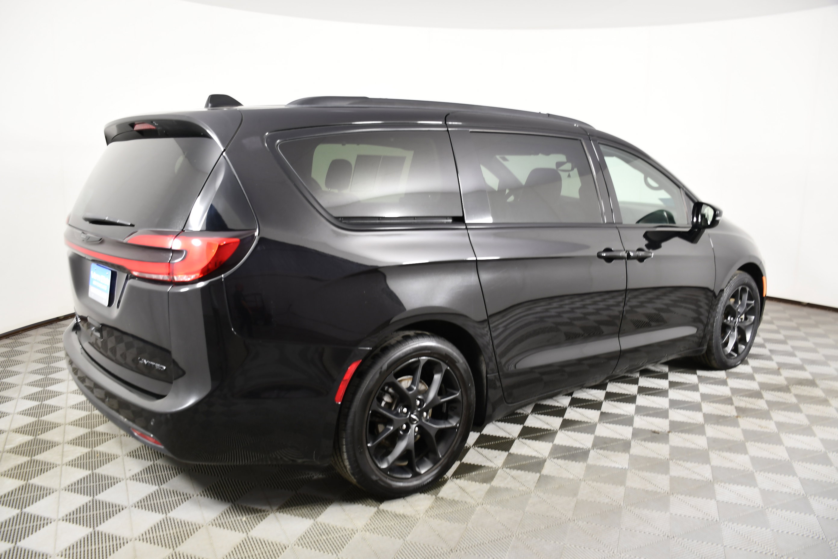 Used 2025 Chrysler Pacifica Limited image 6