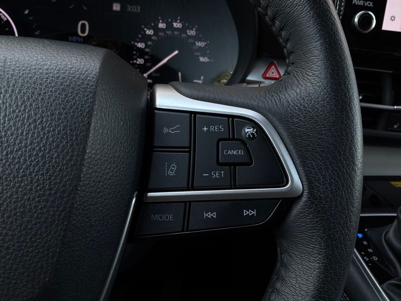 Used 2025 Toyota Sienna XLE FWD image 41