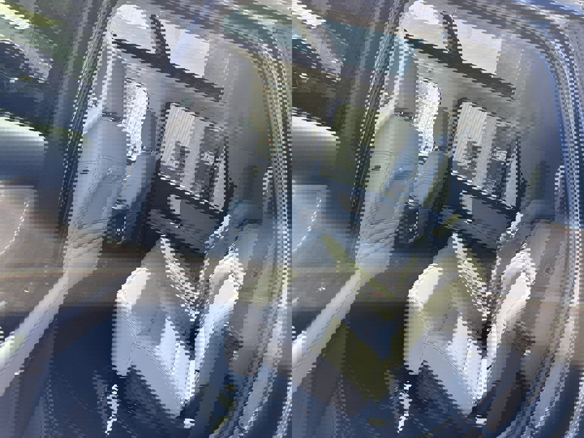 Used 2025 Ford Expedition Active RWD image 10