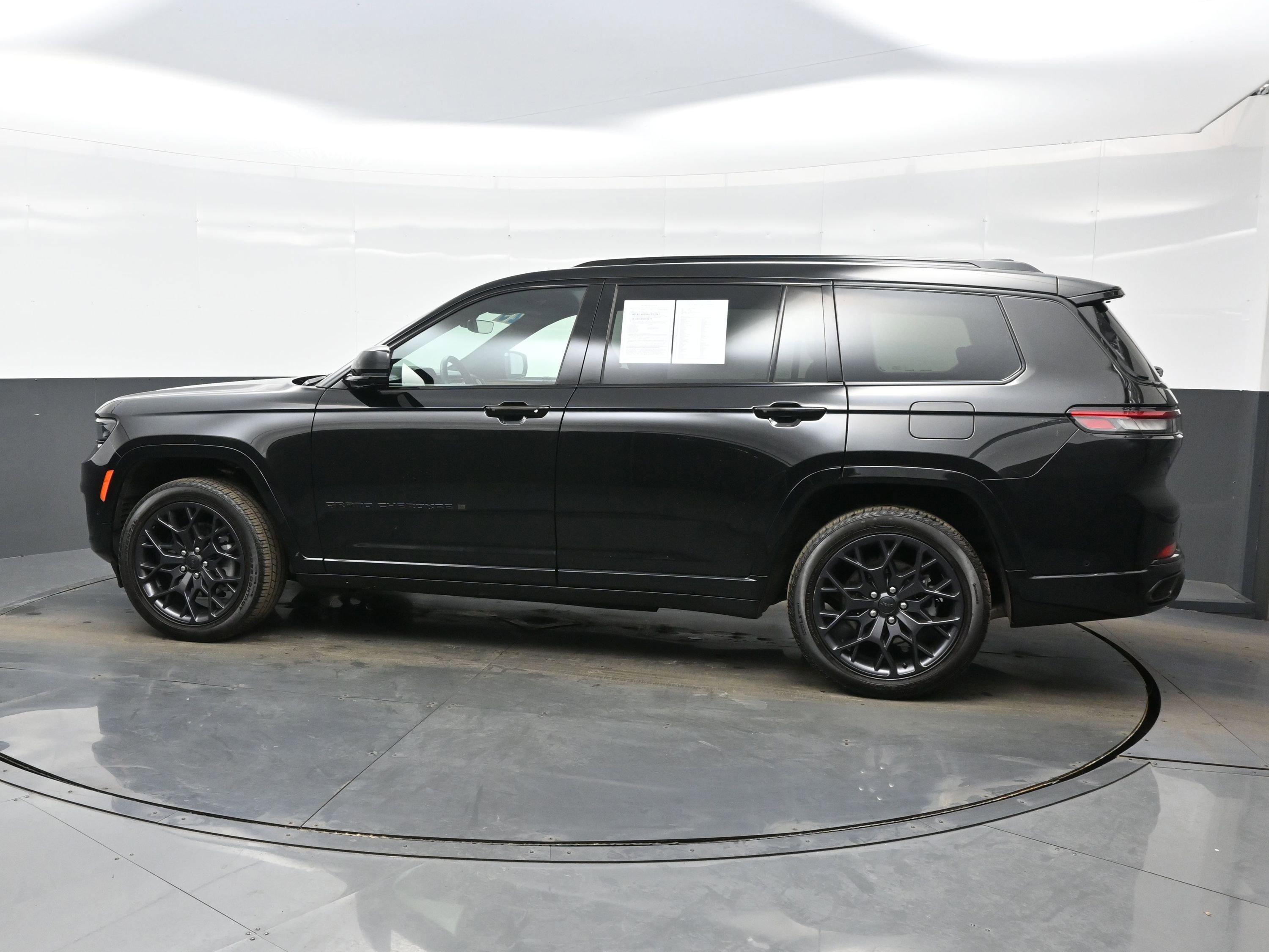 Used 2025 Jeep Grand Cherokee L Summit image 3