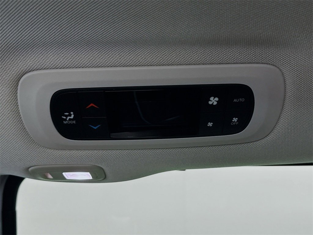 Used 2022 Chrysler Pacifica Limited w/ Uconnect Theater Family Group image 27