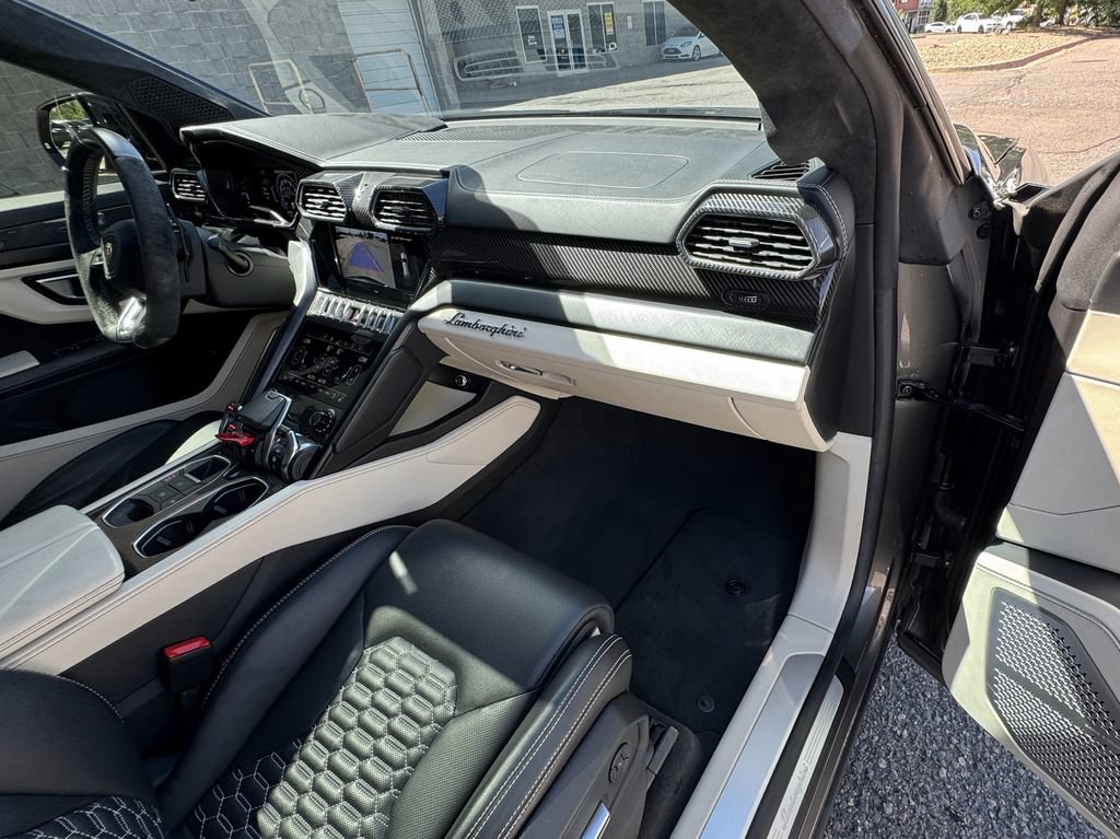 Used 2021 Lamborghini Urus AWD/4WD image 44