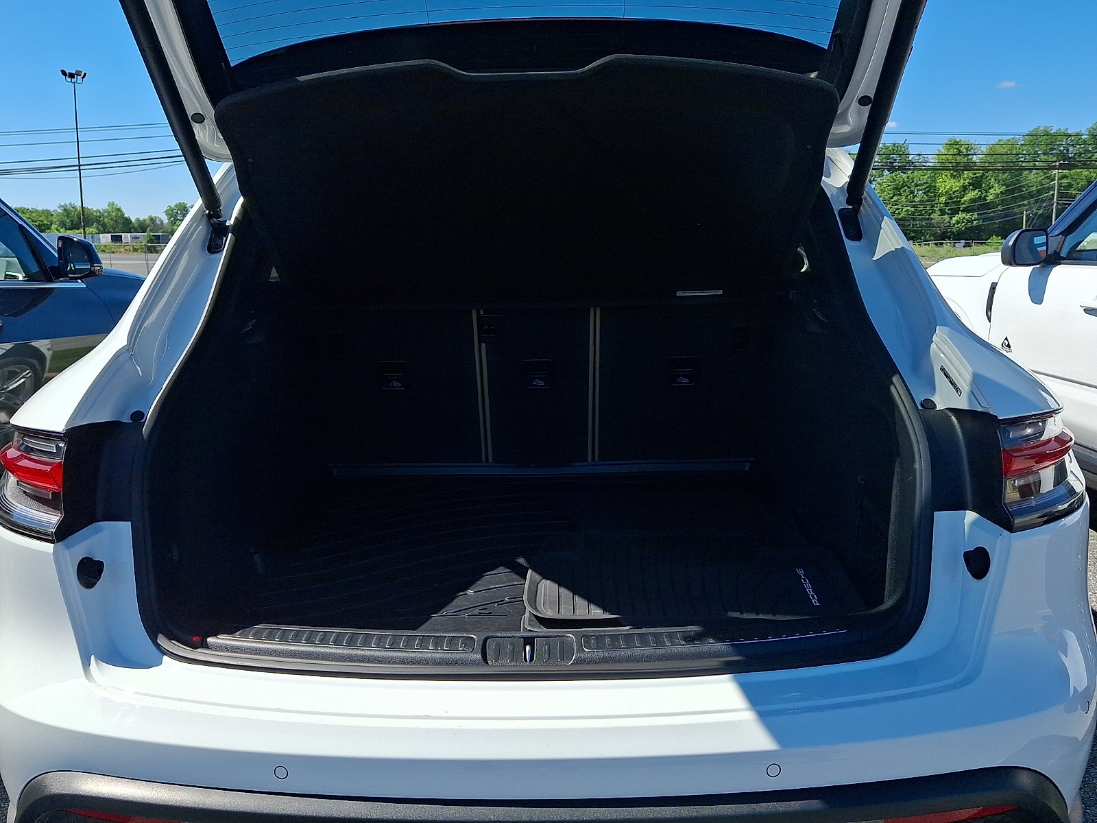 Used 2022 Porsche Macan AWD/4WD image 35