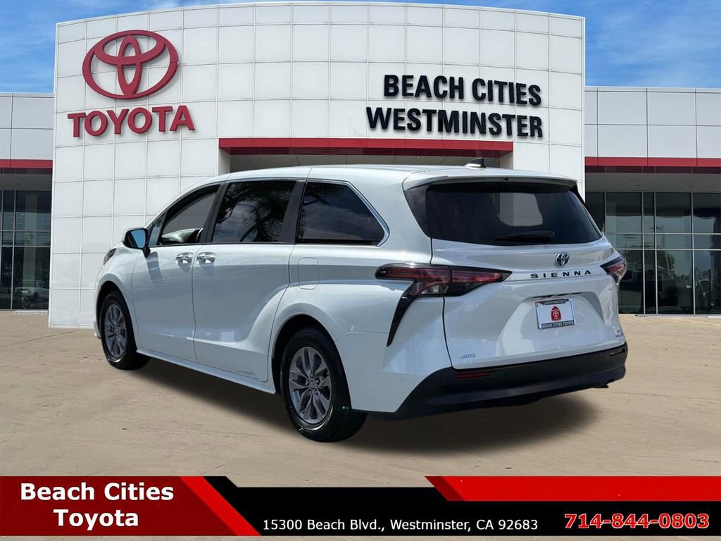 Certified 2022 Toyota Sienna XLE image 8