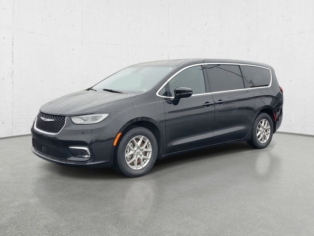 Used 2025 Chrysler Pacifica Select image 4