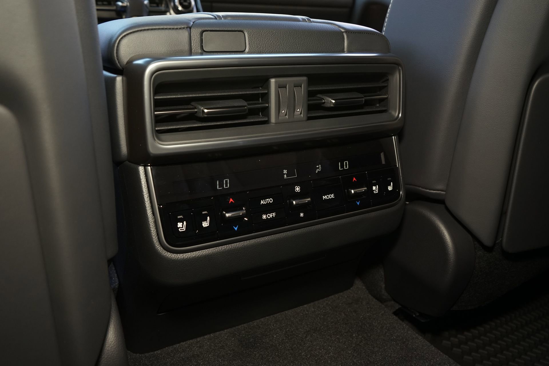 Used 2025 Lexus LX 600 4WD w/ Accessory Package (2T) image 24