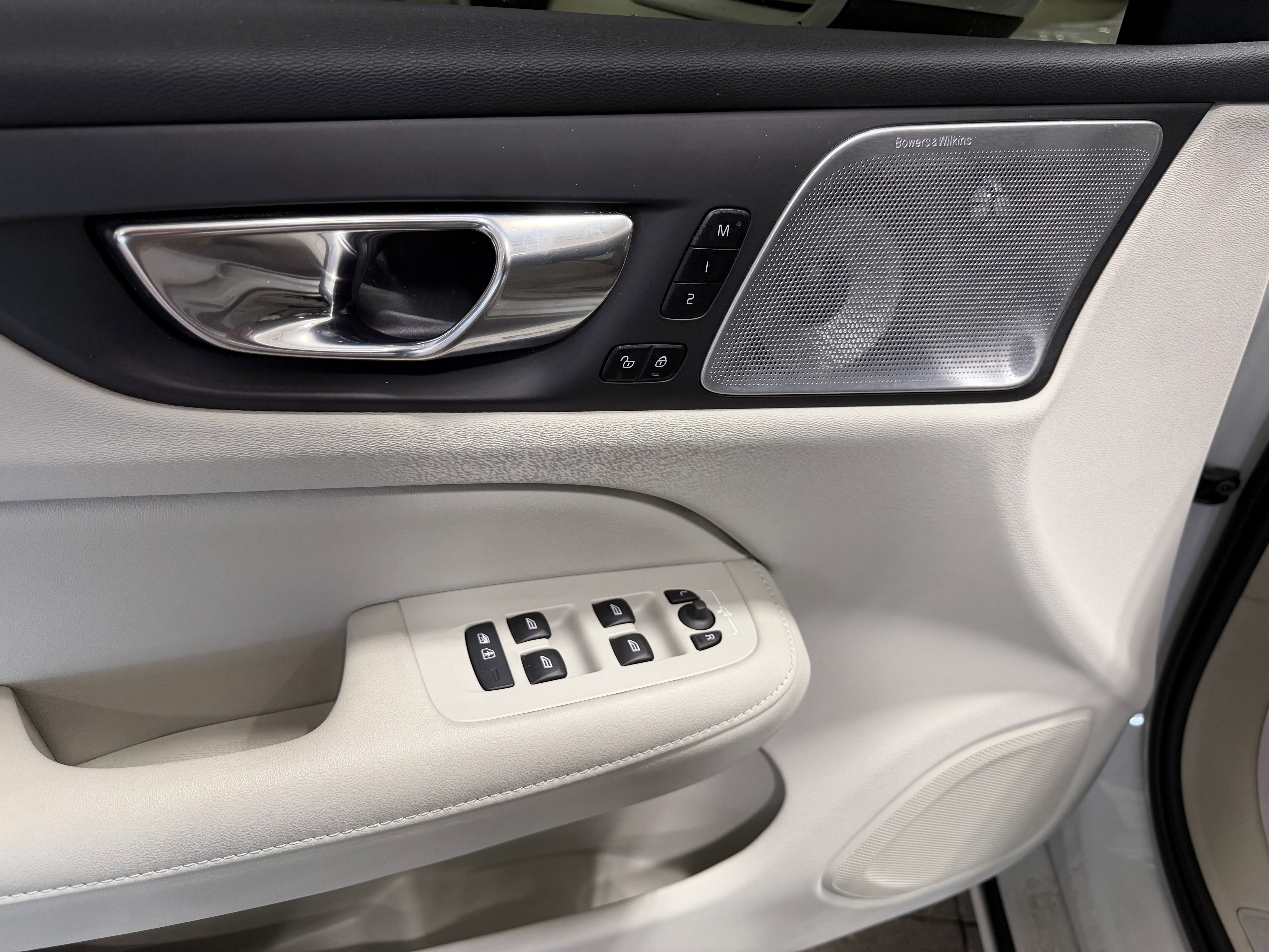 Used 2023 Volvo S60 B5 Ultimate w/ Climate Package image 11