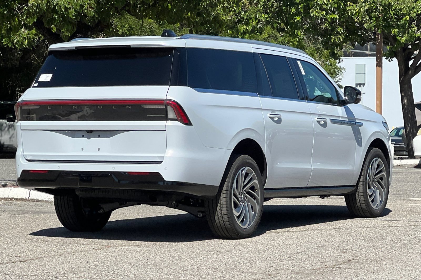 New 2026 Lincoln Navigator L Reserve AWD/4WD image 4