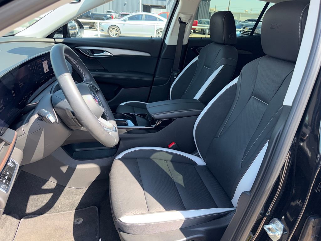 Certified 2025 Buick Envision Sport Touring image 12