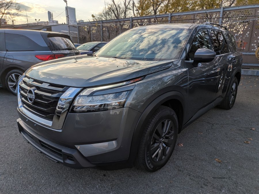 Used 2022 Nissan Pathfinder SV image 1