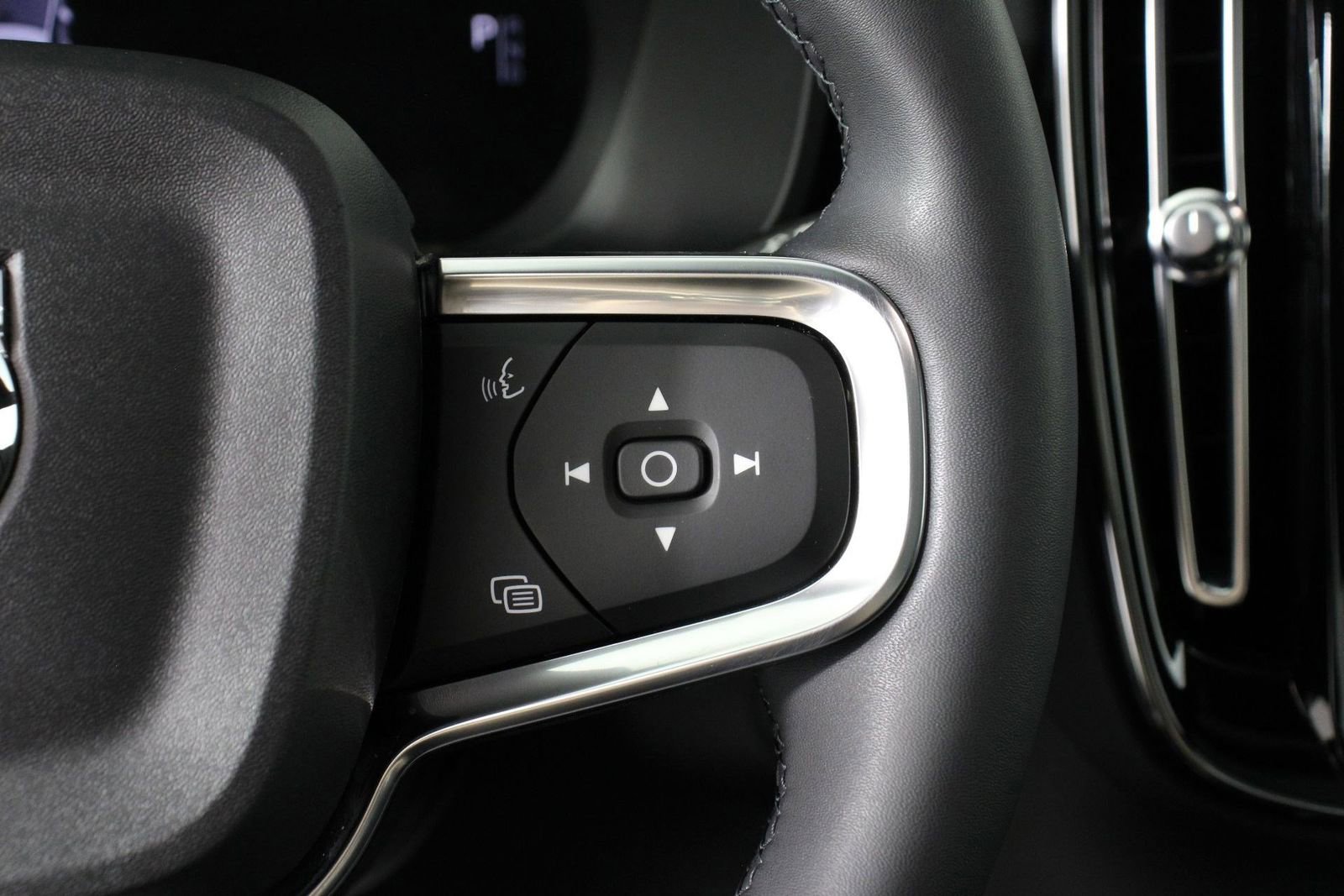 Certified 2023 Volvo XC40 Recharge Ultimate AWD/4WD image 11