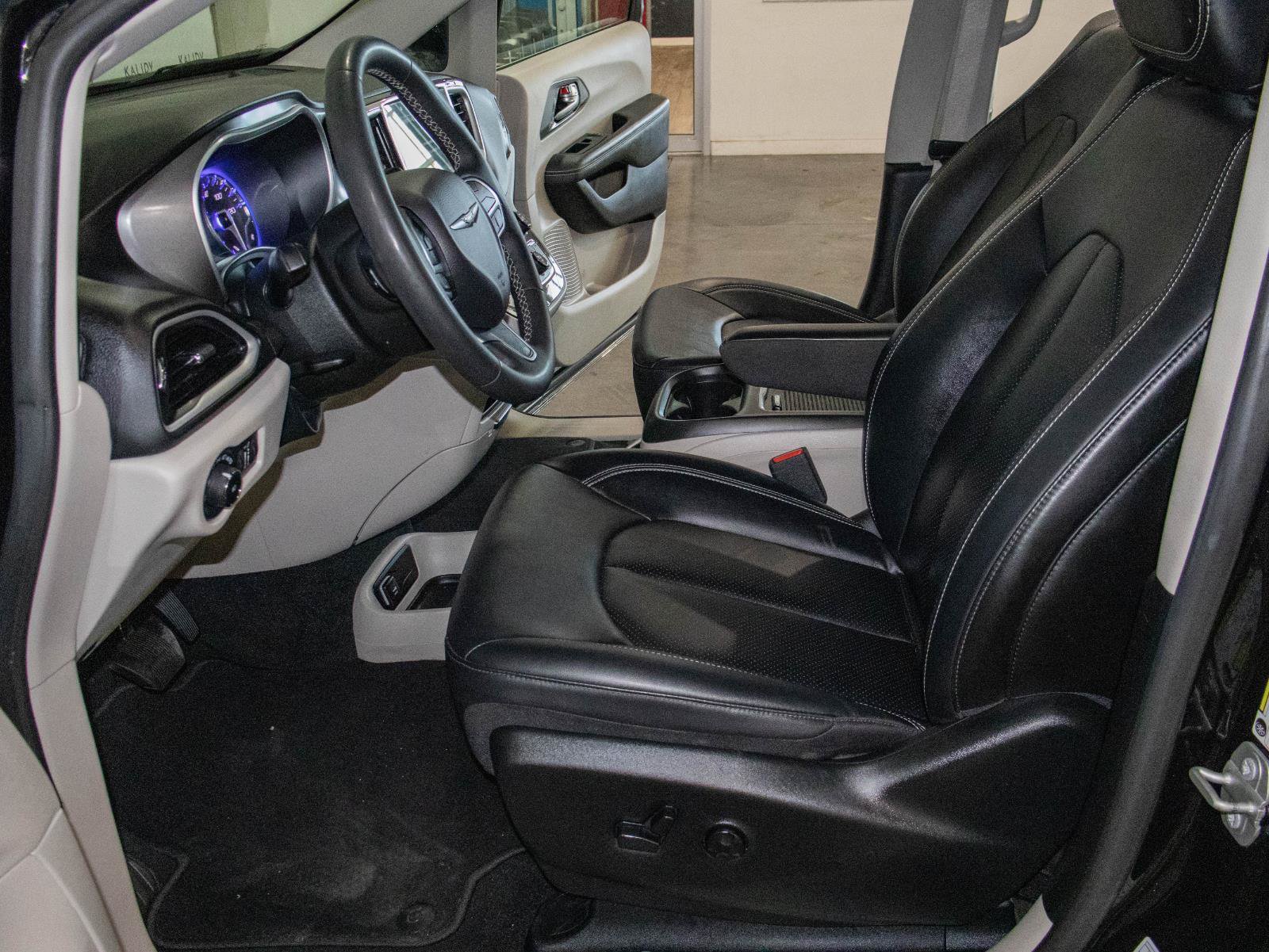Used 2024 Chrysler Pacifica Touring-L FWD image 7