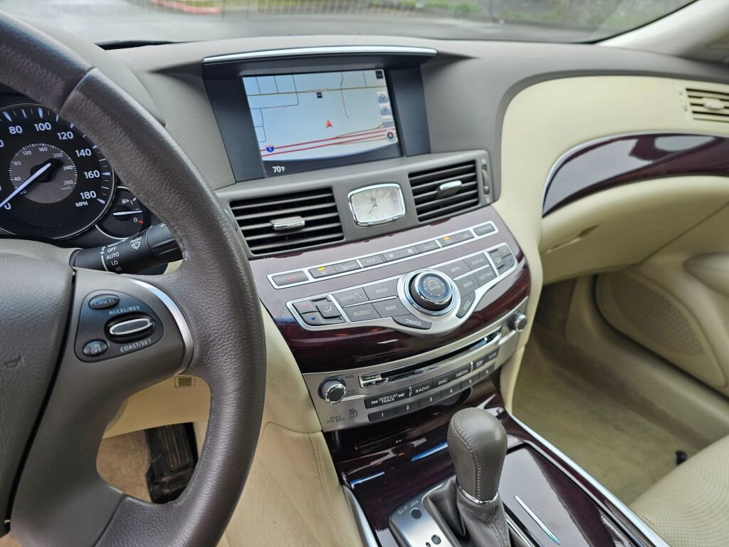 Used 2018 INFINITI Q70 Luxe image 29