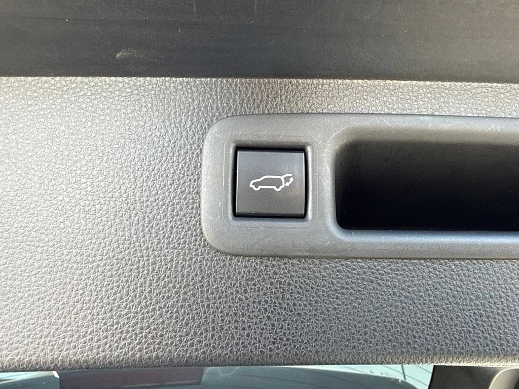 Used 2022 Toyota Highlander LE FWD image 18