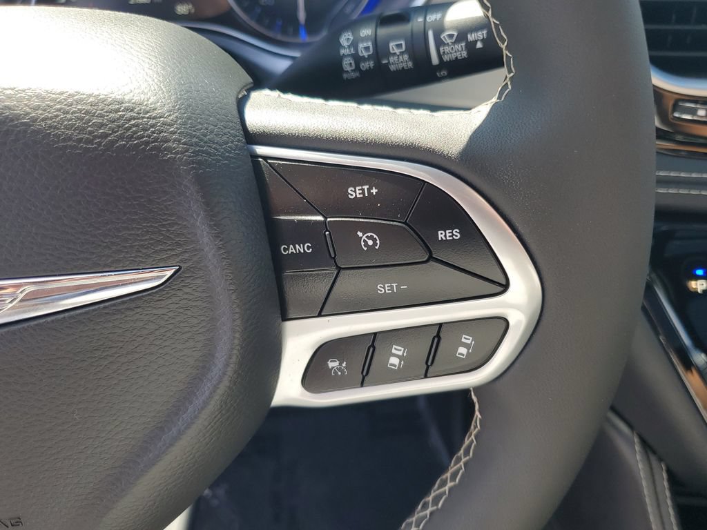Used 2026 Chrysler Pacifica Limited FWD image 14