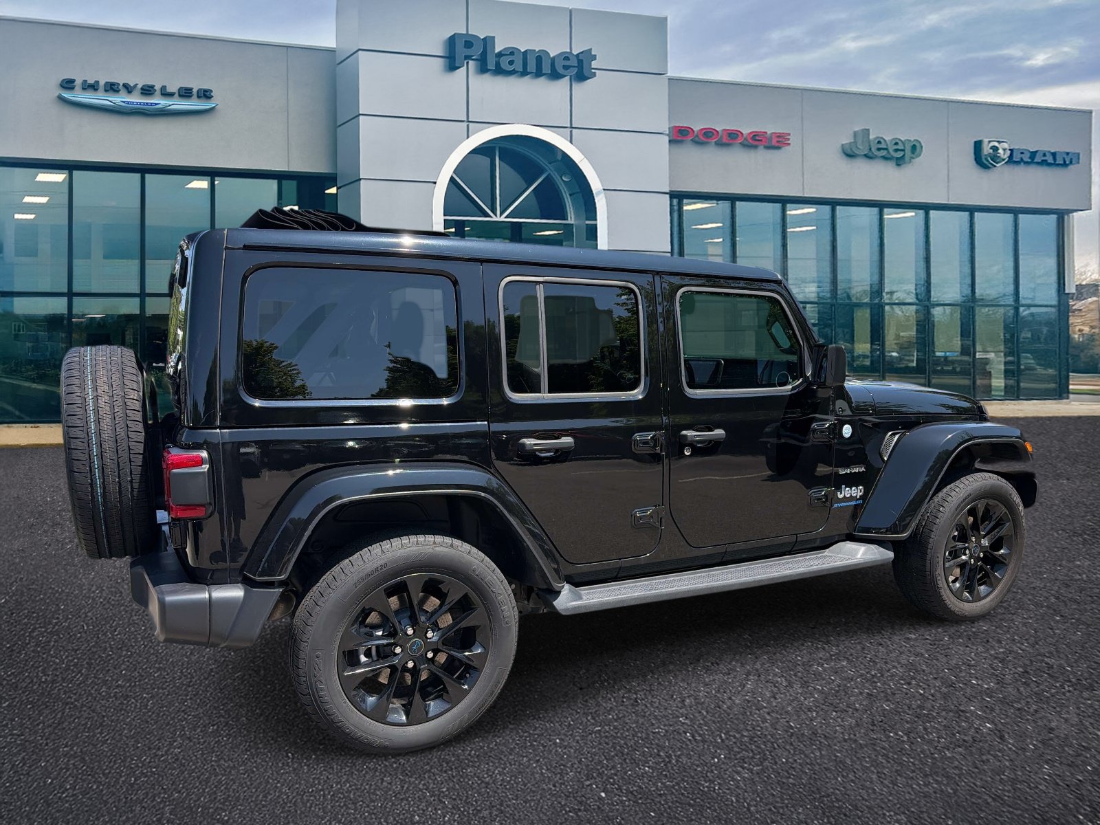 Used 2024 Jeep Wrangler Unlimited Sahara w/ Technology Group AWD/4WD image 2