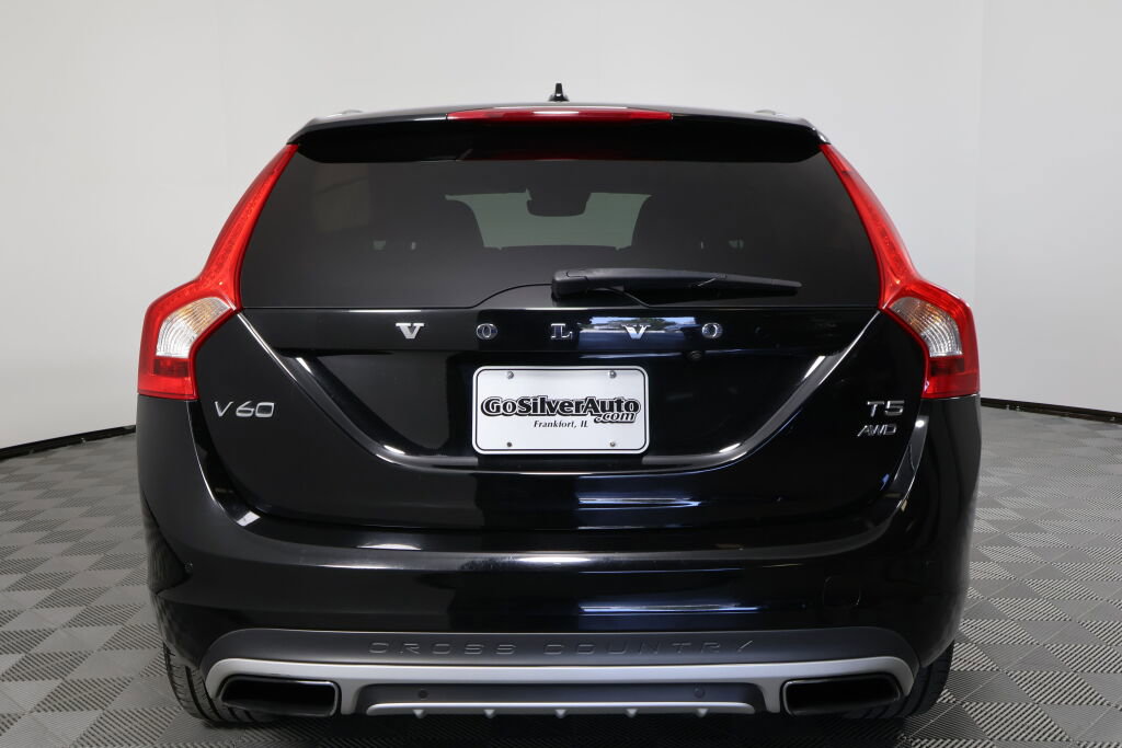 Used 2016 Volvo V60 T5 Cross Country Platinum image 3